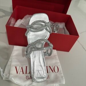 silver sandals, excellent to wear in the summer